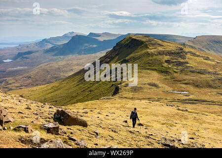 Un viandante si avvicina il Bealach un' Mhòramhain dalla cresta sud di Ben Edra, sul Trotternish Ridge, Isola di Skye, Scotland, Regno Unito Foto Stock