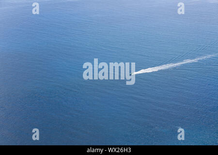 Vista aerea di una piccola nave naviga a blu oceano Foto Stock