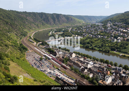 La città di Cochem, la storica città tedesca lungo il fiume Moselle Foto Stock