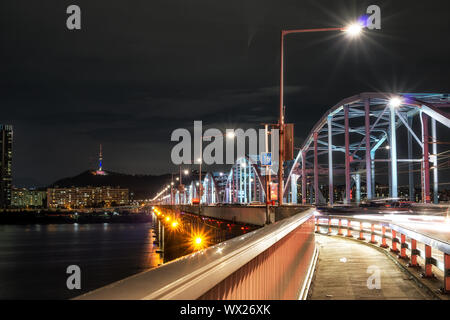 Dongjak bridge e la torre di Namsan Foto Stock