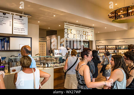 La gente fa la fila per comprare il gelato alla gelateria Grom in via Garibaldi, Torino, Italia Foto Stock