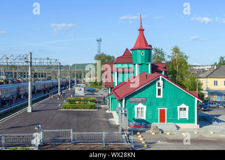 MEDVEZHEGORSK, RUSSIA - Agosto 17, 2019: Agosto Giornata soleggiata al Medvezhya Gora stazione ferroviaria Foto Stock