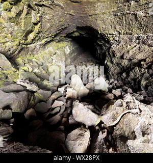Grotta Surtshellir nel campo lavico Hallmundarhraun, Highland, Islanda, Europa Foto Stock