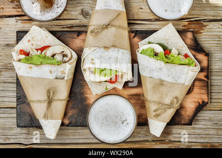 Strada messicana tacos, birra chiara, carni bovine burrito, cibo messicano Foto Stock
