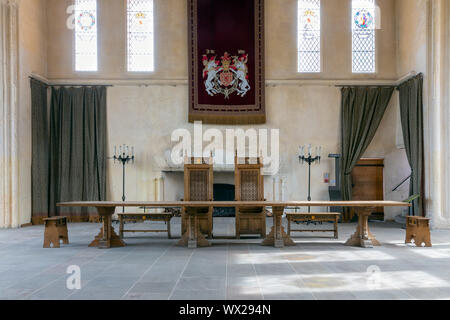 Sala medievale del Castello di Stirling con tavolo e sedie e decorazioni a parete Foto Stock