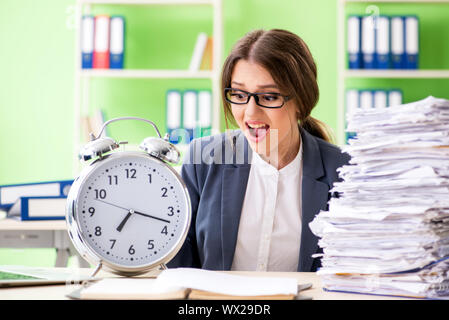 Imprenditrice sotto stress in ufficio Foto Stock
