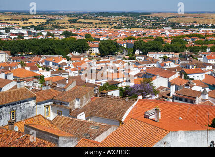 La vista della città case residenziali che circondano la Cattedrale (Se) di Evora. Portogallo Foto Stock