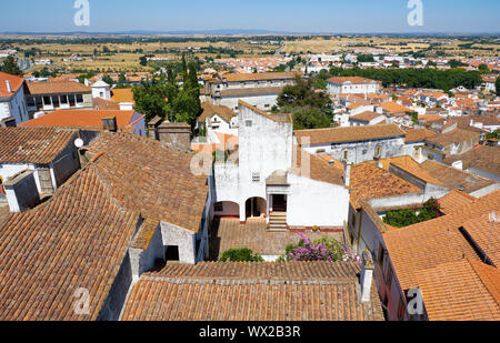 La vista della città case residenziali che circondano la Cattedrale (Se) di Evora. Portogallo Foto Stock