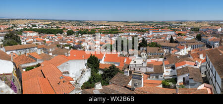 La vista della città case residenziali che circondano la Cattedrale (Se) di Evora. Portogallo Foto Stock