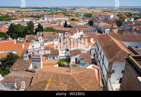 La vista della città case residenziali che circondano la Cattedrale (Se) di Evora. Portogallo Foto Stock