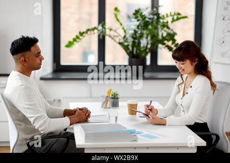 Datore di lavoro avente intervista con il dipendente in ufficio Foto Stock