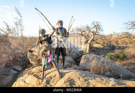 Il lago Eyasi, Tanzania, 11 Settembre 2019: Hadzabe uomini su una roccia con il suo arco e frecce Foto Stock