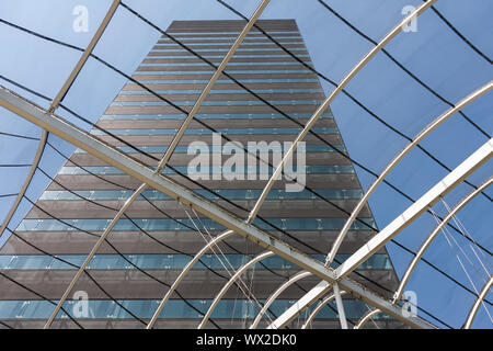 Vista in un grande edificio per uffici da entro l'atrio con tetto di vetro Foto Stock