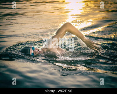 Nuotatore respirazione durante il nuoto crawl Foto Stock