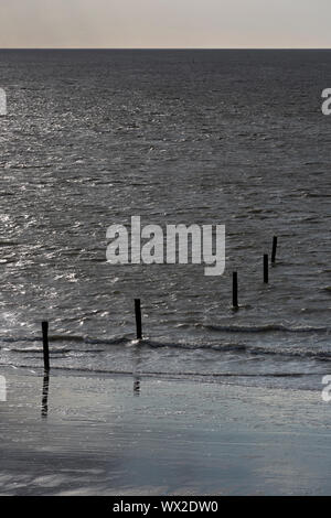 Norderney, Weststrand, Strand, Pfahl, Meer, in Wellen, Belgium.Wellen, Horizont Foto Stock