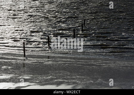 Norderney, Weststrand, Strand, Pfahl, Meer, in Wellen, Belgium.Wellen Foto Stock