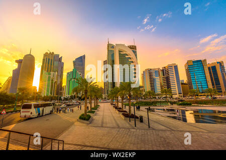 Doha, Qatar - 18 Febbraio 2019: West Bay grattacieli al tramonto vista da Sheraton Park nel centro di Doha. Moderne torri di Doha skyline, Medio Oriente Foto Stock