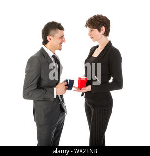 Imprenditore e la donna avente una pausa con una tazza di caffè Foto Stock