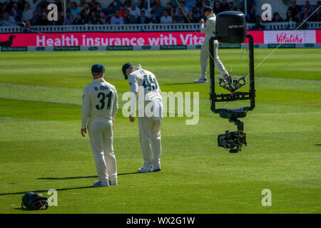 Spidercam al ovale per l'Inghilterra. v Australia Test Match.La Spidercam è un sistema che consente la pellicola e telecamere per muoversi sia verticalmente che orizzontalmente su una zona prestabilita, tipicamente il campo di gioco di un evento sportivo come un campo da cricket, campo di calcio o un campo da tennis. Il nome Spidercam è un marchio. Foto Stock