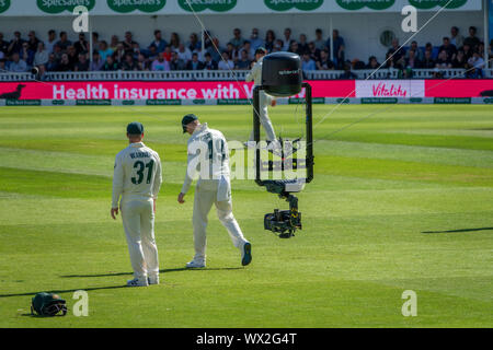 Spidercam al ovale per l'Inghilterra. v Australia Test Match.La Spidercam è un sistema che consente la pellicola e telecamere per muoversi sia verticalmente che orizzontalmente su una zona prestabilita, tipicamente il campo di gioco di un evento sportivo come un campo da cricket, campo di calcio o un campo da tennis. Il nome Spidercam è un marchio. Foto Stock