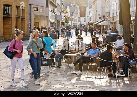 Vivace zona pedonale, Bielefeld, East Westfalia, Renania settentrionale-Vestfalia,Germania, Europa Foto Stock