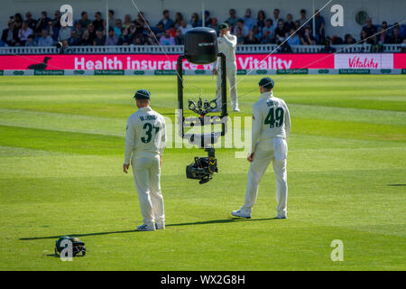 Spidercam al ovale per l'Inghilterra. v Australia Test Match.La Spidercam è un sistema che consente la pellicola e telecamere per muoversi sia verticalmente che orizzontalmente su una zona prestabilita, tipicamente il campo di gioco di un evento sportivo come un campo da cricket, campo di calcio o un campo da tennis. Il nome Spidercam è un marchio. Foto Stock