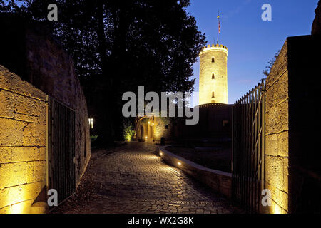 Illuminato il Castello di Sparrenburg di sera, Bielefeld, Renania settentrionale-Vestfalia, Germania, Europa Foto Stock