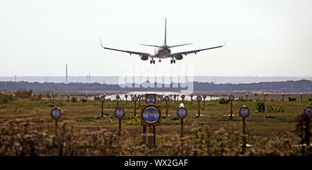 In aereo in atterraggio, attraversare la galleria del vento in pista con le luci di posizione, Koeln-Bonn aeroporto, Germania Foto Stock