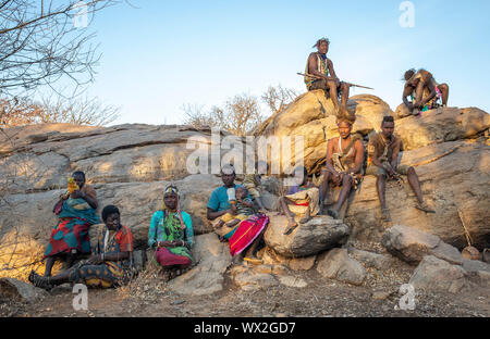 Il lago Eyasi, Tanzania, 11 Settembre 2019: Hadzabe uomini su una roccia con il suo arco e frecce Foto Stock