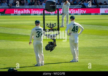 Spidercam al ovale per l'Inghilterra. v Australia Test Match.La Spidercam è un sistema che consente la pellicola e telecamere per muoversi sia verticalmente che orizzontalmente su una zona prestabilita, tipicamente il campo di gioco di un evento sportivo come un campo da cricket, campo di calcio o un campo da tennis. Il nome Spidercam è un marchio. Foto Stock