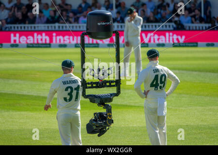 Spidercam al ovale per l'Inghilterra. v Australia Test Match.La Spidercam è un sistema che consente la pellicola e telecamere per muoversi sia verticalmente che orizzontalmente su una zona prestabilita, tipicamente il campo di gioco di un evento sportivo come un campo da cricket, campo di calcio o un campo da tennis. Il nome Spidercam è un marchio. Foto Stock