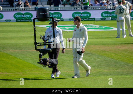 Spidercam al ovale per l'Inghilterra. v Australia Test Match.La Spidercam è un sistema che consente la pellicola e telecamere per muoversi sia verticalmente che orizzontalmente su una zona prestabilita, tipicamente il campo di gioco di un evento sportivo come un campo da cricket, campo di calcio o un campo da tennis. Il nome Spidercam è un marchio. Foto Stock