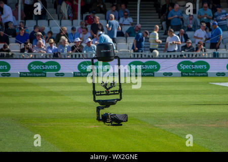 Spidercam al ovale per l'Inghilterra. v Australia Test Match.La Spidercam è un sistema che consente la pellicola e telecamere per muoversi sia verticalmente che orizzontalmente su una zona prestabilita, tipicamente il campo di gioco di un evento sportivo come un campo da cricket, campo di calcio o un campo da tennis. Il nome Spidercam è un marchio. Foto Stock