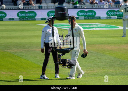 Spidercam al ovale per l'Inghilterra. v Australia Test Match.La Spidercam è un sistema che consente la pellicola e telecamere per muoversi sia verticalmente che orizzontalmente su una zona prestabilita, tipicamente il campo di gioco di un evento sportivo come un campo da cricket, campo di calcio o un campo da tennis. Il nome Spidercam è un marchio. Foto Stock
