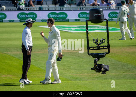 Spidercam al ovale per l'Inghilterra. v Australia Test Match.La Spidercam è un sistema che consente la pellicola e telecamere per muoversi sia verticalmente che orizzontalmente su una zona prestabilita, tipicamente il campo di gioco di un evento sportivo come un campo da cricket, campo di calcio o un campo da tennis. Il nome Spidercam è un marchio. Foto Stock