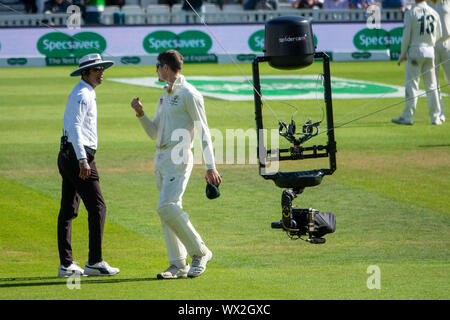 Spidercam al ovale per l'Inghilterra. v Australia Test Match.La Spidercam è un sistema che consente la pellicola e telecamere per muoversi sia verticalmente che orizzontalmente su una zona prestabilita, tipicamente il campo di gioco di un evento sportivo come un campo da cricket, campo di calcio o un campo da tennis. Il nome Spidercam è un marchio. Foto Stock