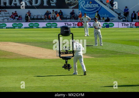 Spidercam al ovale per l'Inghilterra. v Australia Test Match.La Spidercam è un sistema che consente la pellicola e telecamere per muoversi sia verticalmente che orizzontalmente su una zona prestabilita, tipicamente il campo di gioco di un evento sportivo come un campo da cricket, campo di calcio o un campo da tennis. Il nome Spidercam è un marchio. Foto Stock