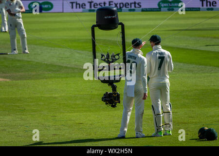 Spidercam al ovale per l'Inghilterra. v Australia Test Match.La Spidercam è un sistema che consente la pellicola e telecamere per muoversi sia verticalmente che orizzontalmente su una zona prestabilita, tipicamente il campo di gioco di un evento sportivo come un campo da cricket, campo di calcio o un campo da tennis. Il nome Spidercam è un marchio. Foto Stock
