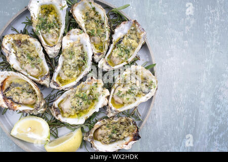 Barbecue overbaked fresco ostrica aperta con aglio Foto Stock