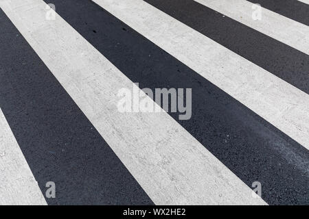 Pedstrian attraversare a piedi le cinghie diagonale Zebra Crossing Foto Stock