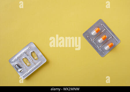 Confezione blister di pillole su sfondo giallo. Close-up. Medical. Foto Stock