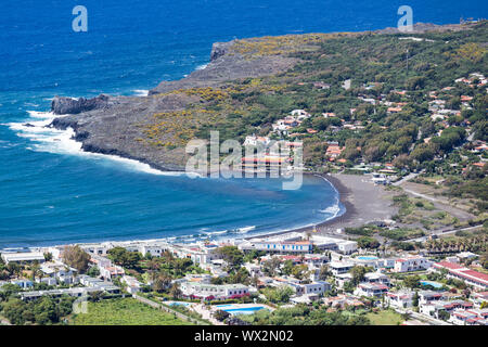 Vista aerea spiagge nere di Vulcano, Isole Eolie vicino Sicil Foto Stock