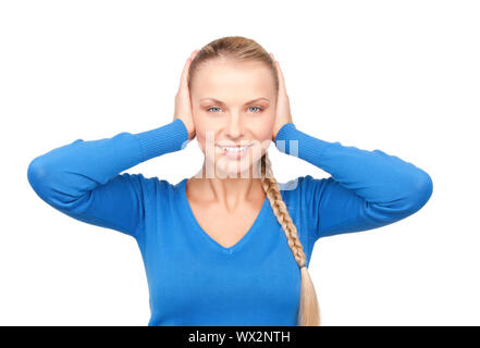 Donna sorridente con le mani sulle orecchie Foto Stock