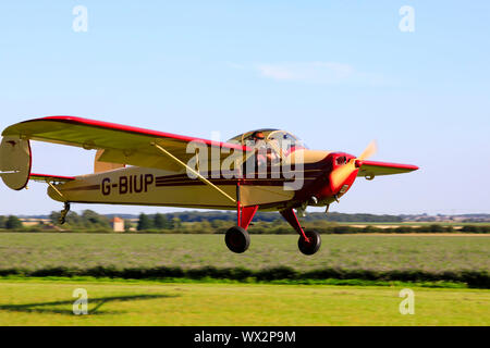 Vintage francese Nord NC-854S aeroplano atterrano su un campo di aviazione d'erba. Foto Stock