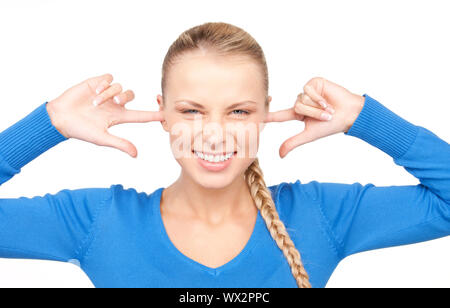 Immagine della donna sorridente con le dita negli orecchi Foto Stock