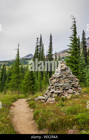 Cairn lungo la Pacific Crest Trail, particolarmente necessaria quando la neve copre il paesaggio e rende route-trovare difficile, nelle rocce di capra deserto, Foto Stock