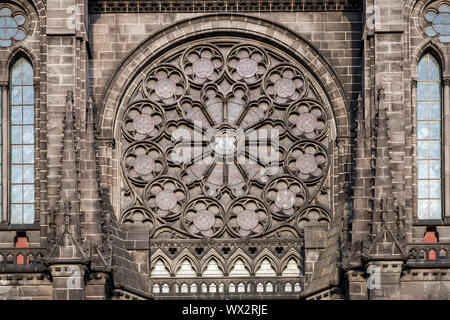 Bella da vicino i dettagli della cattedrale gotica di Nostra Signora dell'assunzione di Clermont-Ferrand in Francia fatti dalla roccia vulcanica Foto Stock