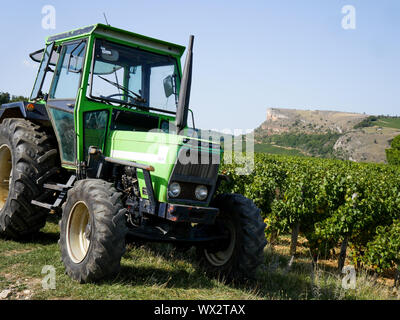 Viticoltura macchinari, area Vergisson, Borgogna e Saône-et-Loire, Bourgogne-Franche-Comté Regione, Francia Foto Stock