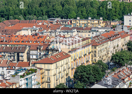 Vista aerea di Torino dall'area di visualizzazione della Mole Antonelliana ,un simbolo architettonico della città di Torino , Italia Foto Stock