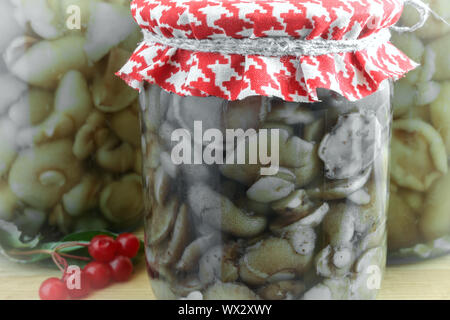 Home canning: Funghi sott'olio in vasetti di vetro. Foto Stock